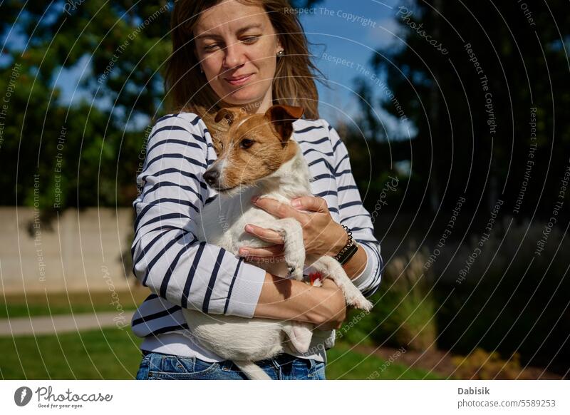 Frau und Hund verbringen Zeit miteinander Haustier Besitzer Streicheln Zusammensein im Freien Spaß Freundschaft Tier umarmend Liebe Pflege Aktivität bezaubernd