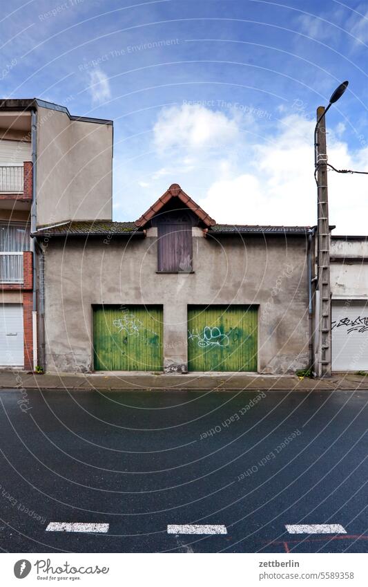 Garage in Moulins allier alltag altstadt auvergne bourbon fassade fenster frankreich gebäude haus herbst historie historisch kirche kleinstadt moulins provence