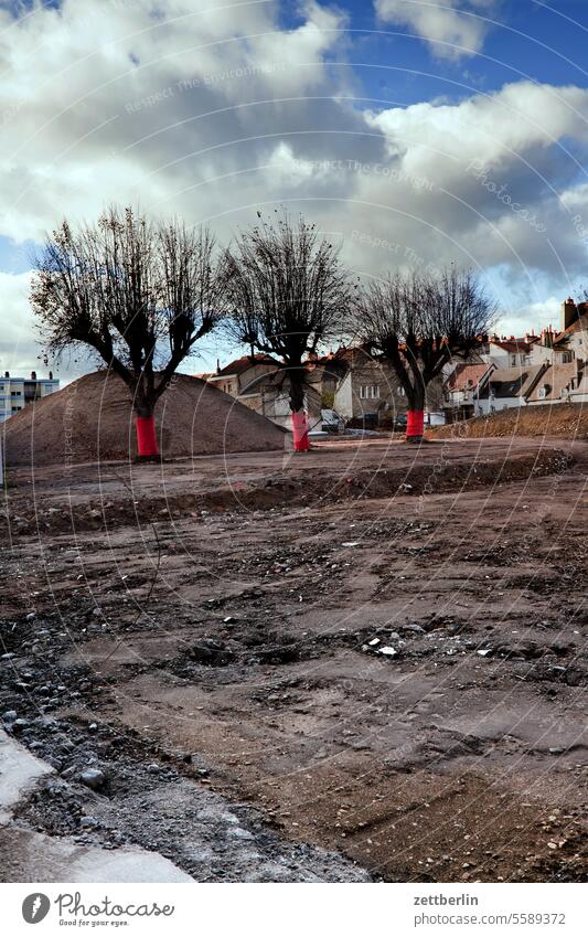 Baustelle mit drei Bäumen allier alltag altstadt auvergne bourbon fassade fenster frankreich gebäude haus herbst historie historisch kirche kleinstadt