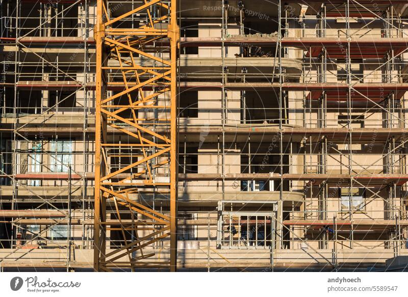 Gerüstbau an einem neuen Gebäude im Rohbau Architektur bauen erbaut Zement Beton Konstruktion Baustelle Auftrag Kredit Design Entwicklung Maschinenbau Anwesen