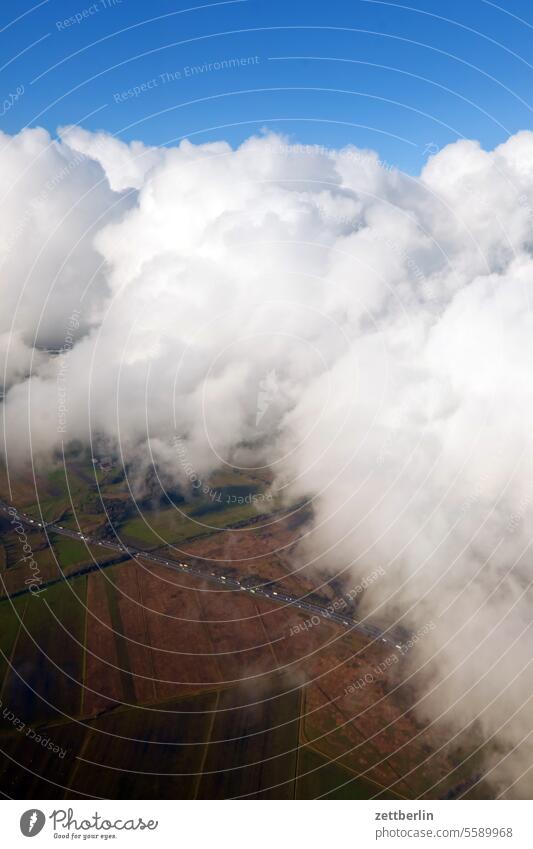 Flug, Wolkendecke, Vogelperspektive abflug ankunft erde ferne flughafen flugplatz flugreise flugverkehr flugzeugstart landung rollbahn tourismus