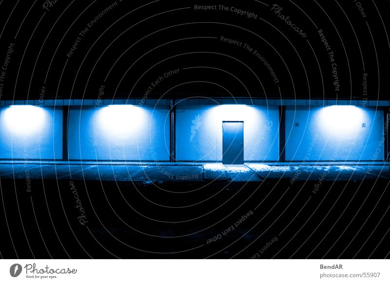 Der Hintereingang Eingang Lichtstimmung Parkplatz Tür blau