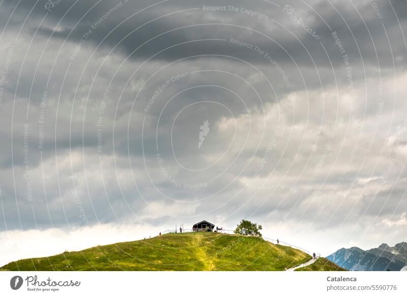 Hügelkuppe mit Hütte und aufsteigenden Wanderer Urlaub Tourismus Ferien & Urlaub & Reisen Berge u. Gebirge Wolken Landschaft Gipfel Himmel Umwelt Tag Sommer