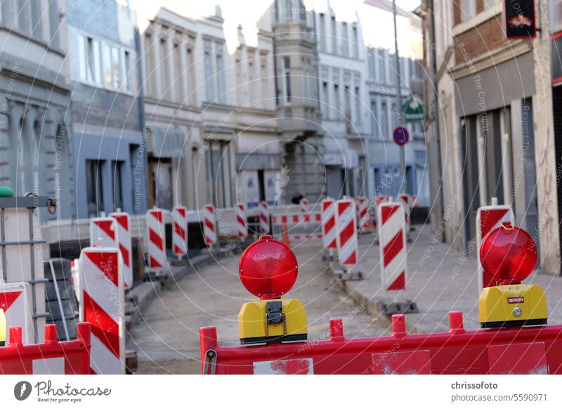 Straßensperre Schilderwald Verkehr Stadt Chaos Irritation Hindernis Baustelle Weg wohin Leben Problematik Lampe verrückt rotweiß