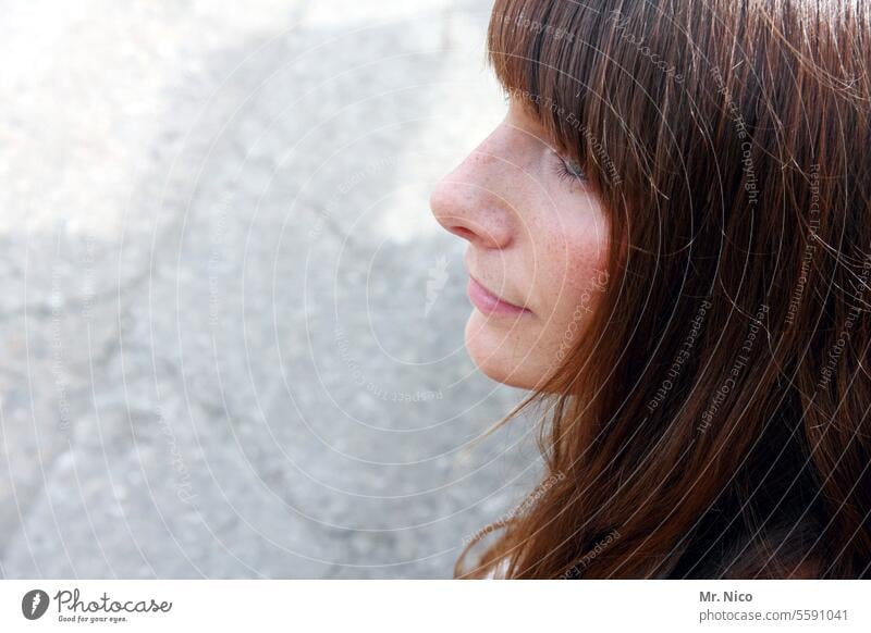 nasenspitze natürlich Porträt feminin gedanken nachdenklich Gesicht langhaarig Blick Nasenspitze Kopf Mund Lippen Haare & Frisuren beobachten Gesichtshälfte