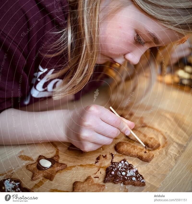 Geduld und Fingerspitzengefühl beim verzieren der Plätzchen Weihnachten & Advent backen Kinder Kekse Weihnachtsgebäck Weihnachtsplätzchen lecker Weihnachtszeit