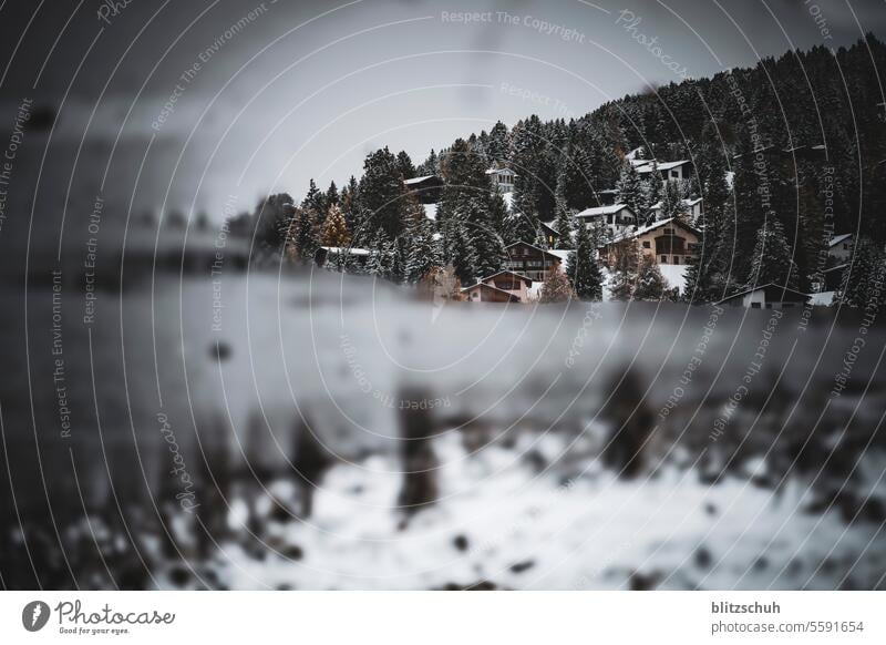 Spiegelung von Häuser in einem Bergsee, Bild gedreht Reflexion & Spiegelung Spiegelung im Wasser See ruhig Wasserspiegelung Wasseroberfläche Natur Idylle