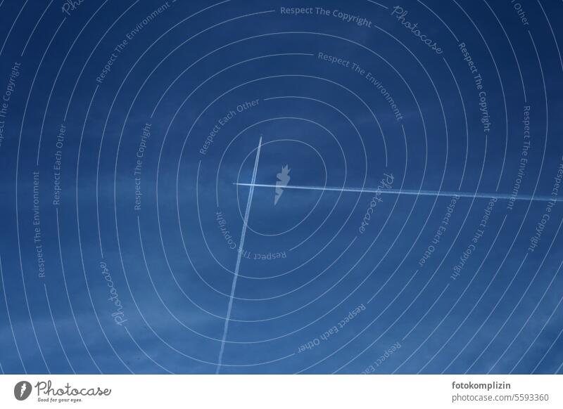 Fluglinien am blauen Himmel Kondensstreifen Flugzeuge kreuzen Kreuz Luftverkehr fliegen Air Geschwindigkeit Flugverkehr Ferne kreuz und quer Linie Geometrie