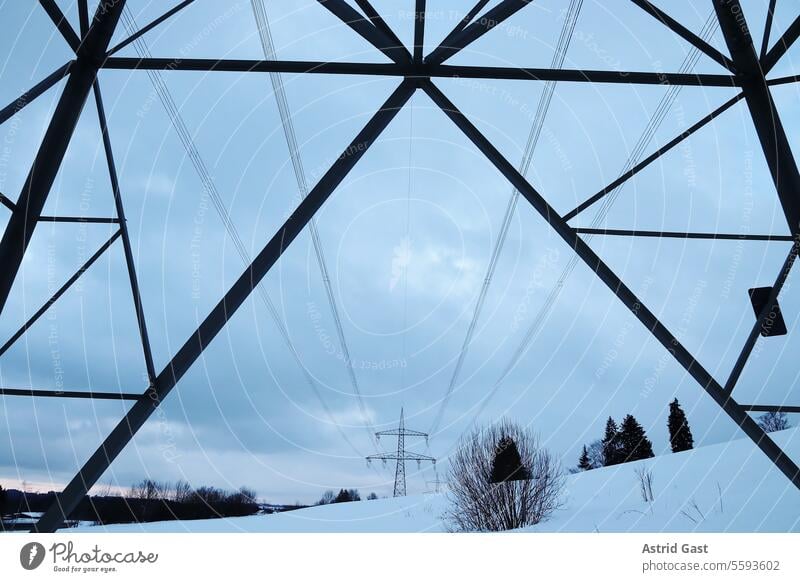 Strommasten im Winter. Winterliche Stromversorgung strom freileitungsmast stromkabel strommast energie stromerzeugung stromversorgung energieversorgung himmel