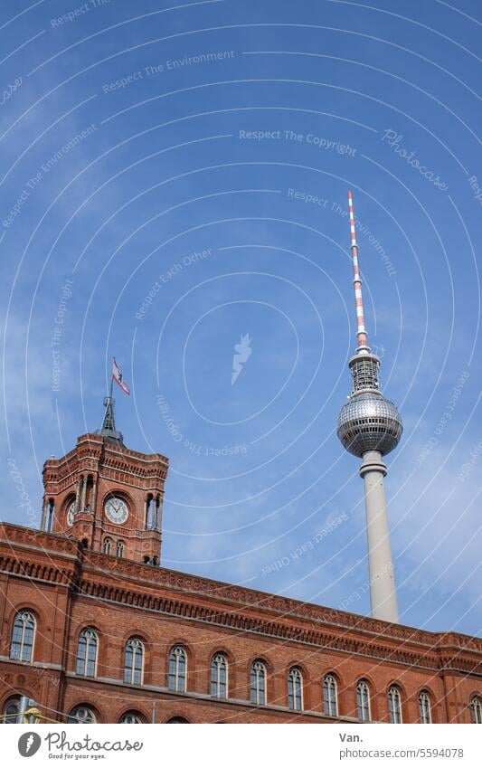 Bärlin Fernsehturm Berlin Gebäude Stadt Architektur Himmel Fahne Hauptstadt Berliner Fernsehturm Sehenswürdigkeit Berlin-Mitte Bauwerk Außenaufnahme Großstadt