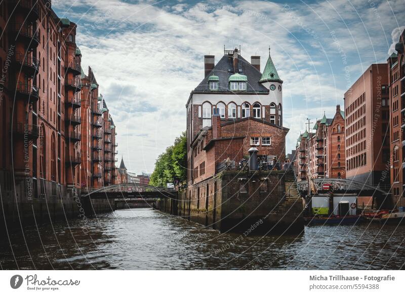 Wasserschloss Speicherstadt Hamburg Fleet Gebäude Architektur Brücken Weltkulturerbe Backsteinfassade Stadt reisen Städtereise Alte Speicherstadt Urlaub