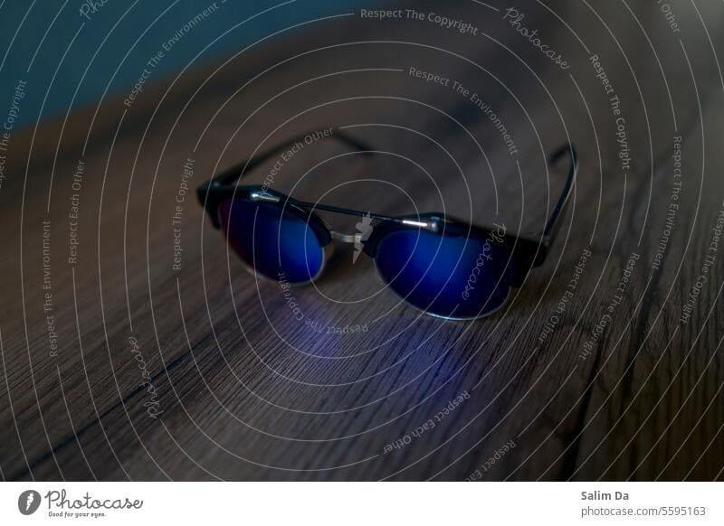 Modische Sonnenbrille für drinnen, Nahaufnahme Mode modisch gestalten Modefotografie im Innenbereich Innenaufnahme Innenaufnahmen abschließen Makroaufnahme