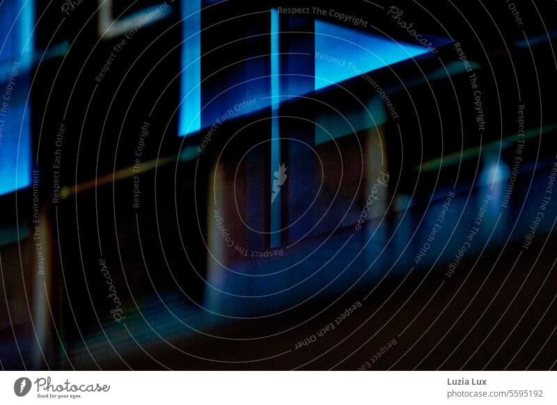 Nachtlicht, blau Licht nächtlich Stadt urban leuchten leuchtend Straße Abend Großstadt Abenddämmerung dunkel Revier Fassade Form Gebäude Stadtbild Dämmerung