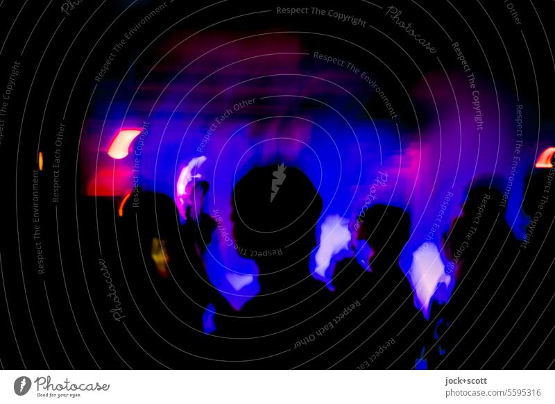 in der Technoszene Tanzen Club schwärmen Nachtleben Lightshow nachtaktiv Gegenlicht clubbing ausgehen Silhouette psychedelisch Lifestyle Kunstlicht cool