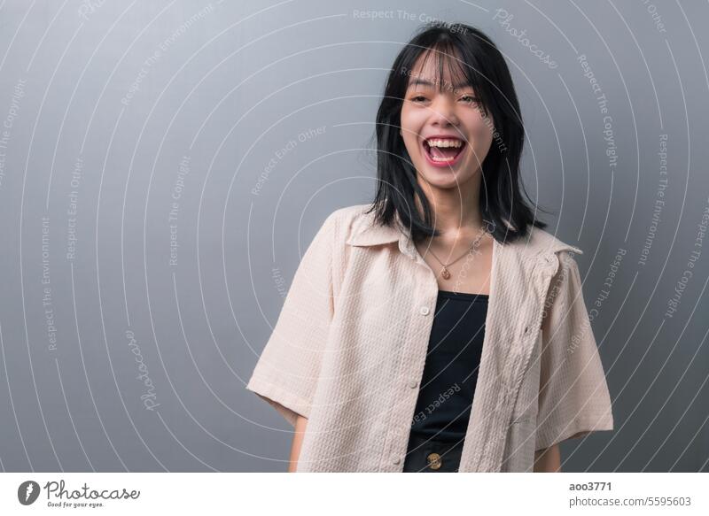 Happy Asian Teen Girl in Closeup Portrait auf Hintergrund. Frau Schönheit Gesicht Mädchen Menschen Person Porträt hübsch Erwachsener attraktiv heiter niedlich