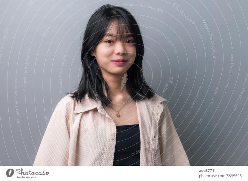 Happy Asian Teen Girl in Closeup Portrait auf Hintergrund. Frau Schönheit Gesicht Mädchen Menschen Person Porträt hübsch Erwachsener attraktiv heiter niedlich