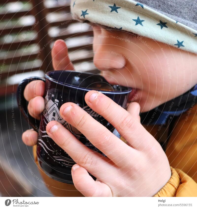 Wärmendes | heiße Schokolade Kind Kakao Gesicht Hände Tasse Weihnachtsmarkt Weihnachtstasse Hand Finger festhalten wärmen trinken Mütze Getränk Heißgetränk