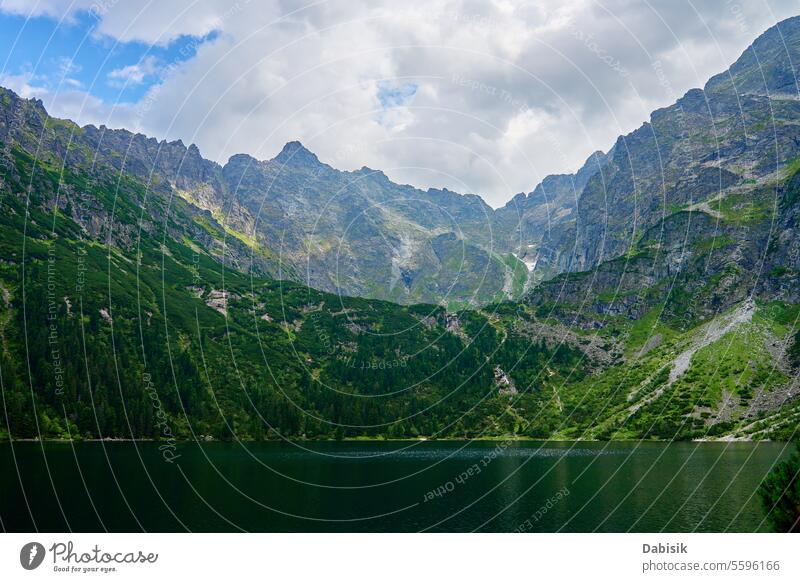 Bergkette in der Nähe des Sees an einem Sommertag Berge Natur reisen Landschaft wandern Gipfel Morskie Oko grün Nationalpark Wasser Himmel Wald blau Umwelt