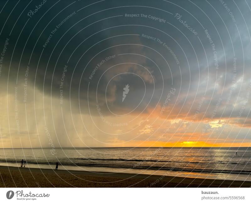 wetterwechsel. Sonne Sonnenuntergang Regen Wolken Himmel Abend Abenddämmerung Dämmerung Sonnenlicht Farbfoto Kontrast Außenaufnahme Licht Landschaft Natur