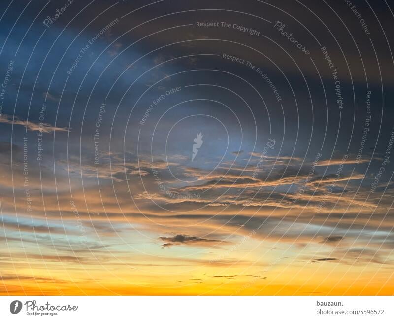 wetterverlauf. Sonne Sonnenuntergang Regen Wolken Himmel Abend Abenddämmerung Dämmerung Sonnenlicht Farbfoto Kontrast Außenaufnahme Licht Landschaft Natur