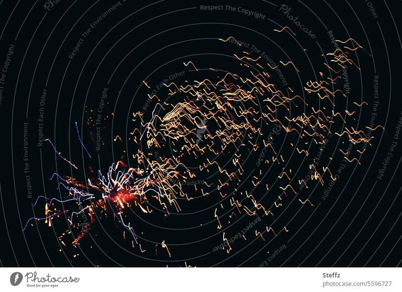 Begrüßungsrituale | Invasion der Lichtspinnen Lichteffekte Feuerwerk Spinnen scherzhaft Funken Funkenflug Funken fliegen Feier abstrakt Silvesterparty feiern