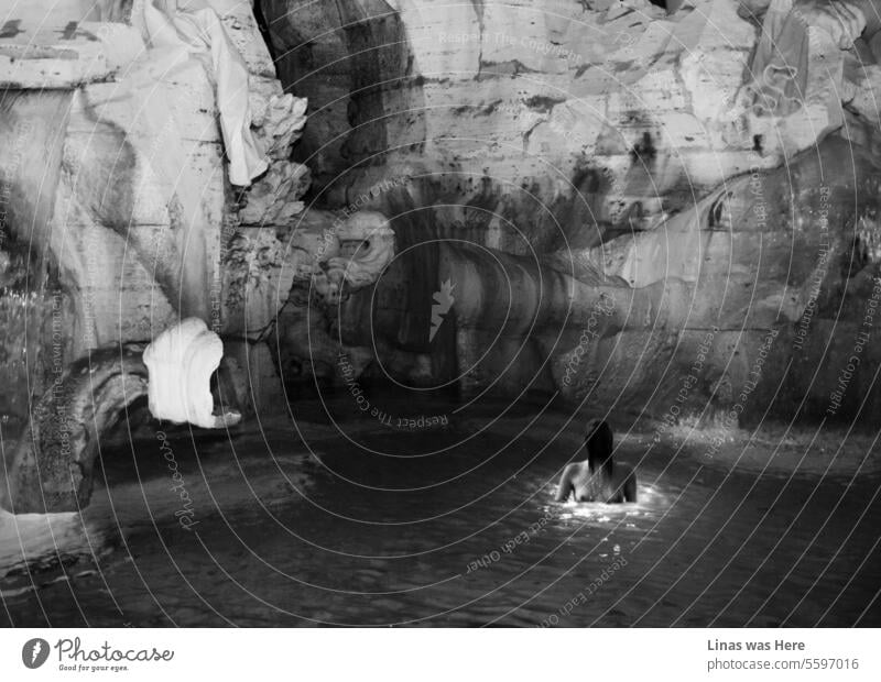 Dieser Jungbrunnen wird von einem umwerfenden brünetten Mädchen ohne Oberteil benutzt. Sie schwimmt nackt in einem dunklen Wasser. Mitten in der alten Stadt. Sie verbreitet ihre Schönheit und Sexiness in der Stadt Rom, Italien.