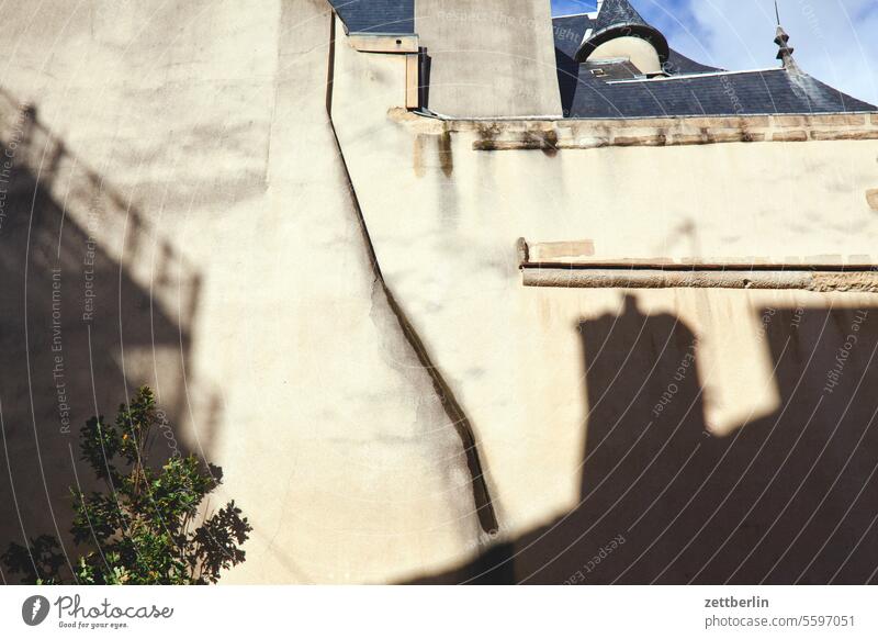 Sakrales Gebäude mit Schatten allier alltag altstadt auvergne bourbon fassade fenster frankreich gebäude haus herbst historie historisch kirche kleinstadt