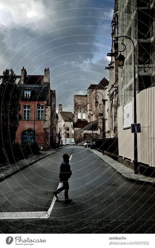 Moulins, Innenstadt allier alltag altstadt auvergne bourbon fassade fenster frankreich gebäude haus herbst historie historisch kirche kleinstadt licht schatten