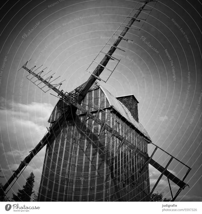 Großvaters Mühle Bockwindmühle Windmühle historisch Windmühlenflügel Bauwerk Dorf dörflich ländlich alt Himmel Schwarzweißfoto Quadrat Kindheitserinnerung Holz