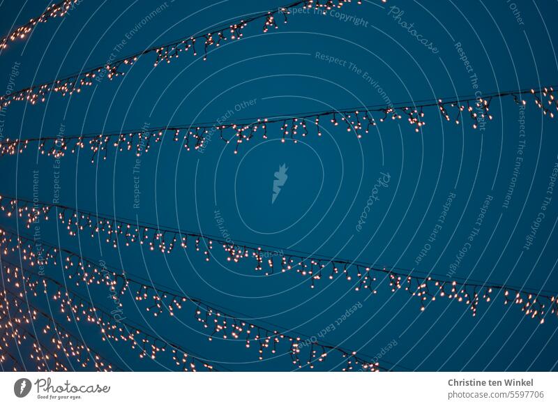 Der Glanz von Weihnachten Lichterkette blaue Stunde Weihnachtsmarkt Weihnachten & Advent Dämmerung Beleuchtung Lichternetz glitzern leuchten Weihnachtsstimmung