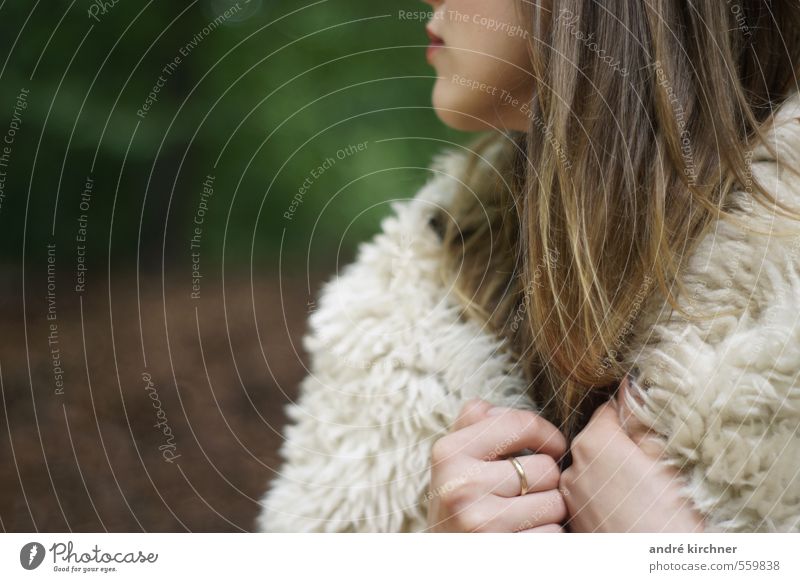 it's getting closer feminin Junge Frau Jugendliche Hand Natur Wald Schaf Ring drehen warten rebellisch wild braun grün Tapferkeit Willensstärke Hemmung