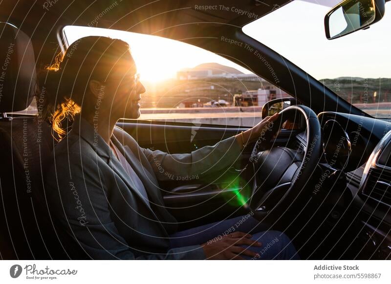 Glückliche Geschäftsfrau mit Sonnenbrille am Steuer eines Autos Frau Exekutive PKW fahren Porträt Lächeln schön jung Fahrer Sitz Armaturenbrett Lenkrad