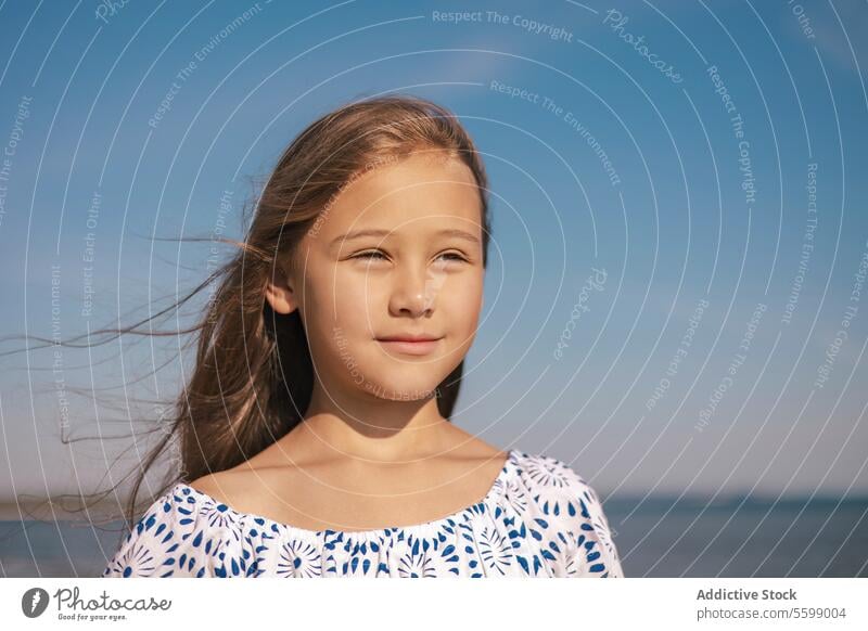 Blick nach oben Mädchen Porträt Behaarung Wind blau Muster Top Schulter Starrer Blick Himmel übersichtlich Nahaufnahme Gesicht Auge Gelassenheit Jugend Kind