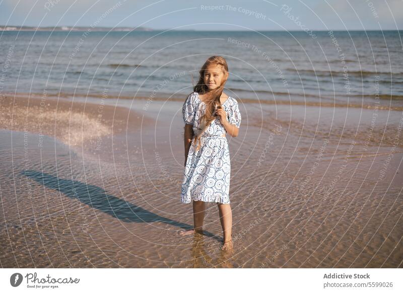 Gelassenheit am Meer Mädchen Kleid MEER Horizont Strand Sand winken Wasser Uferlinie Muster weiß Stehen Behaarung Kupplung Starrer Blick Küste