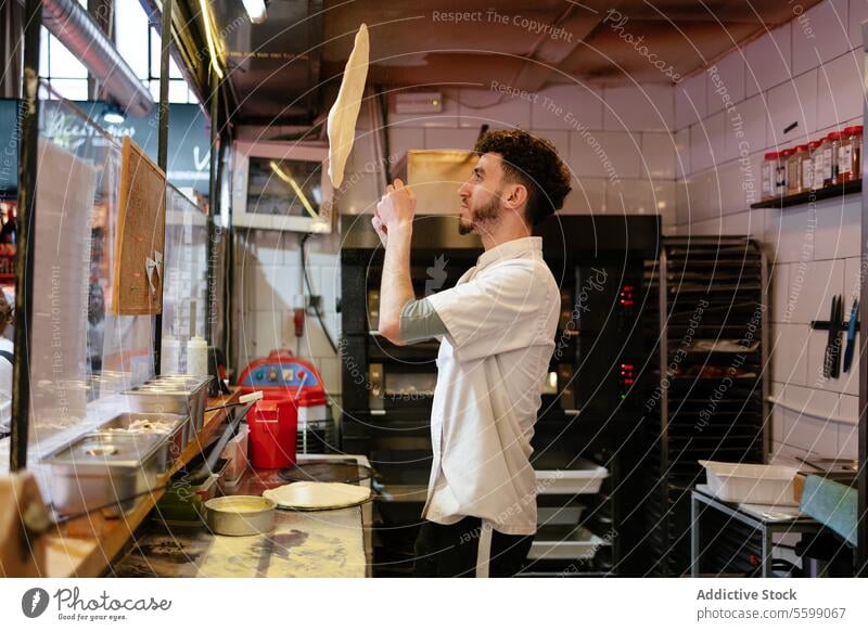 Pizzamann wirft den Teig in die Luft Porträt arabisch Bäcker Teigwaren Kneten Formgebung Bäckerei Mehl Arbeit Koch traditionell backen Vorbereitung Herstellung