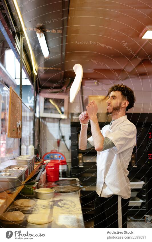 Pizzamann wirft den Teig in die Luft Porträt arabisch Bäcker Teigwaren Kneten Formgebung Bäckerei Mehl Arbeit Koch traditionell backen Vorbereitung Herstellung