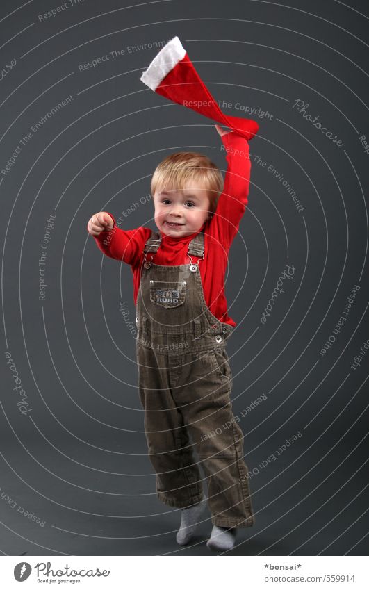 vorfreude Spielen Weihnachten & Advent Mensch Kind Kleinkind Junge 1 1-3 Jahre Latzhose Mütze Bewegung festhalten Lächeln springen Tanzen werfen blond frech