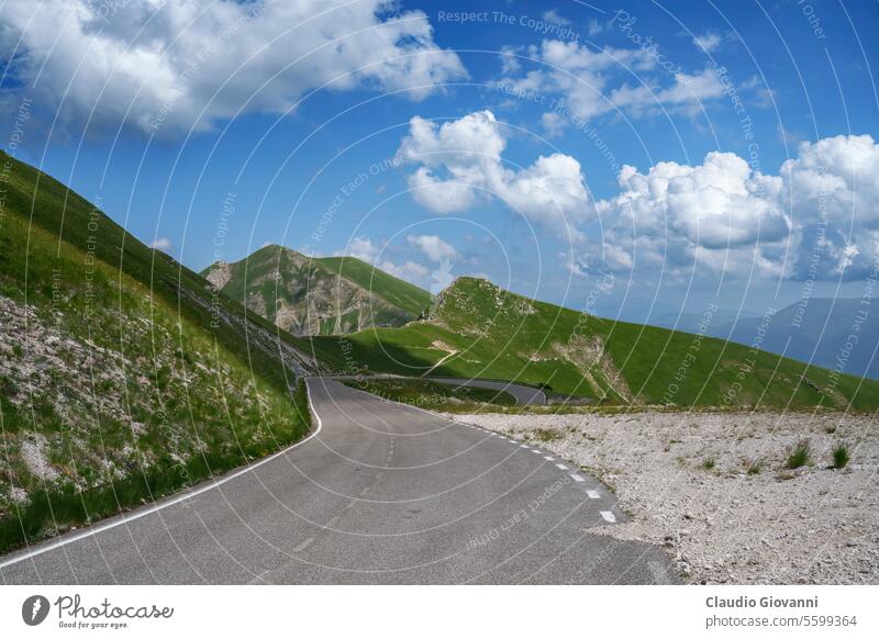 Berglandschaft entlang der Straße nach Terminillo Europa Italien Juli Lazio Rieti Sella di Leonessa Farbe Tag Landschaft Berge u. Gebirge Natur Fotografie