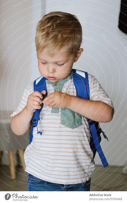 Niedlicher kleiner Junge mit Rucksack Kind Baby niedlich wenig Kindheit bezaubernd Kleinkind unschuldig Vater Bildung heimwärts lässig lernen neugierig Sohn