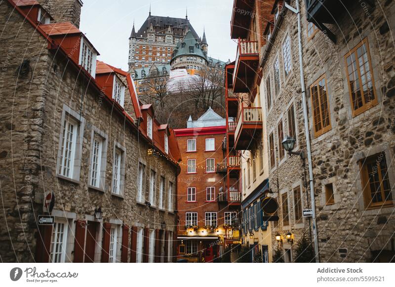 Charmante alte Straße mit historischer Architektur in Quebec City in Quebec, Kanada Québec Kopfsteinpflaster Gebäude schloss frontenac Altstadt Charme