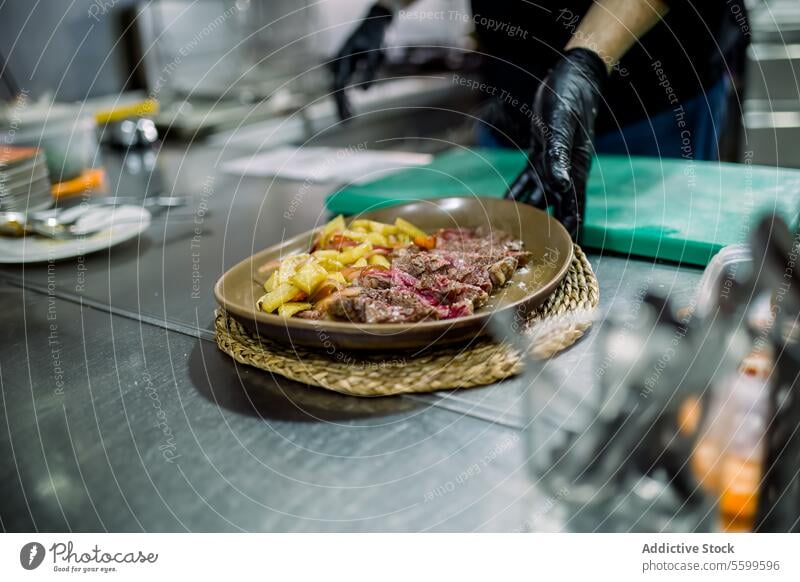 Crop Person mit köstlichen Kartoffelchips und Fleischgericht Grillrost Lebensmittel Restaurant lecker Teller dienen Abendessen Mahlzeit Tisch Küche Portion