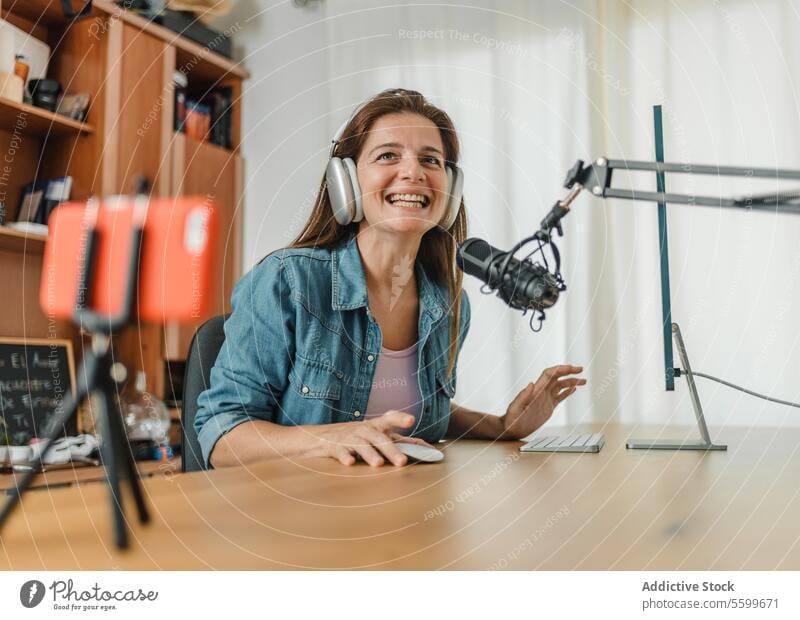 Influencer drehen Video und nehmen Podcast auf Frau Aufzeichnen reden Mikrofon Ausstrahlung schießen Blog Smartphone Blogger Gerät online sprechen Wirt