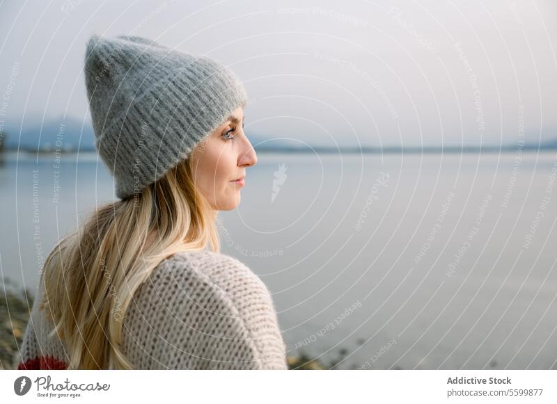 Seitenansicht einer wegschauenden Frau gegen den See Person jung Natur Wasser Erwachsener Blick Porträt Freizeit Lifestyle Glück Stehen Kaukasier Urlaub einsam