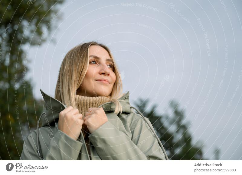 Lächelnde Frau mit Hand auf der Schulter im Park trendy jung Natur Stil Glück Landschaft Vorschein heiter lässig sich[Akk] entspannen Saison Herbst Baum Wald