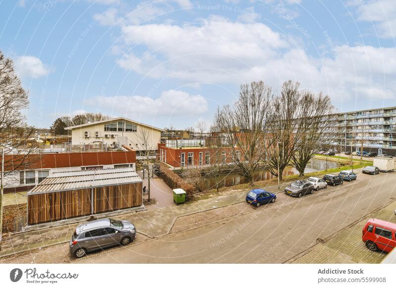 Gebäude mit auf der Straße geparkten Autos in der Stadt wohnbedingt PKW Parkplatz komplex Großstadt wolkig Himmel Fahrzeug Baum Luftaufnahme Außenseite