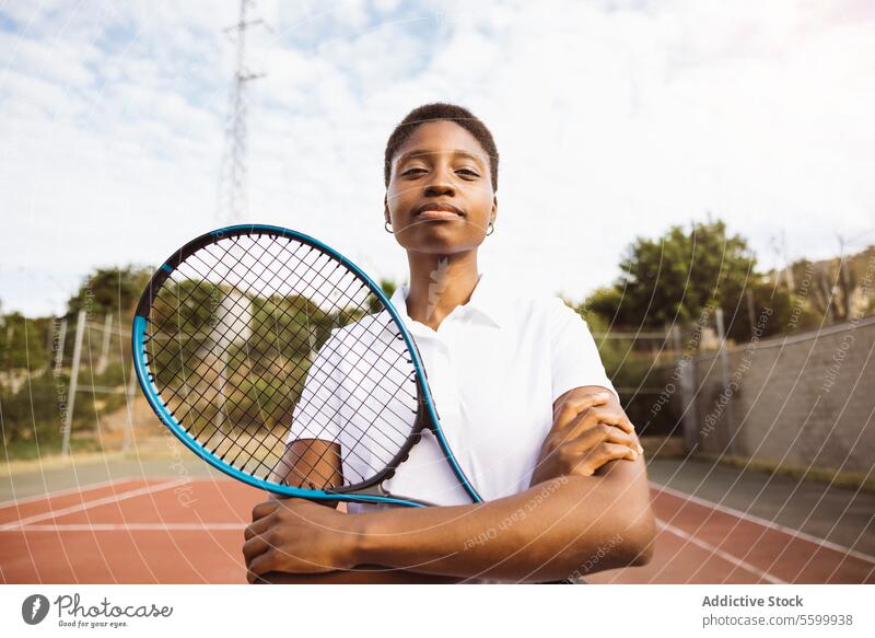 Junge Frauen mit einem Tennisschläger auf einem Tennisplatz aktiver Lebensstil Aktivität Amateur Athlet Ball schön schöne Frauen heiter Konkurrenz Gericht