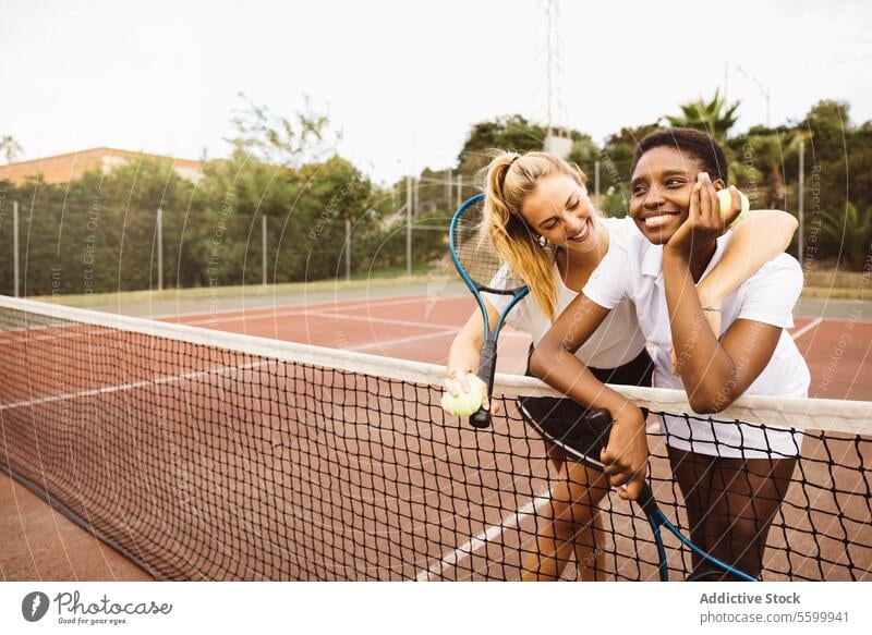 Porträt von zwei jungen Frauen auf einem Tennisplatz aktiver Lebensstil Aktivität Amateur Athlet Ball schön schöne Frauen heiter Konkurrenz Gericht Vielfalt