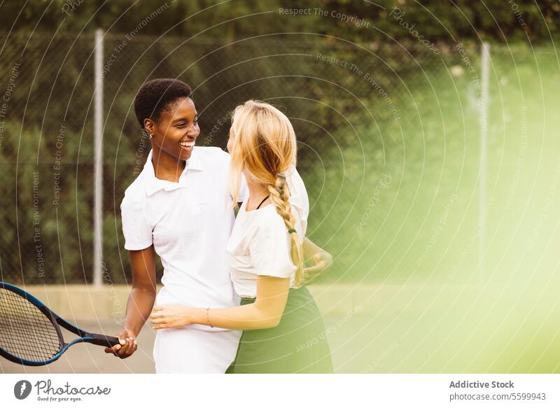 Porträt von zwei glücklichen Frauen auf einem Tennisplatz aktiver Lebensstil Aktivität Amateur Athlet Ball schön schöne Frauen heiter Konkurrenz Gericht