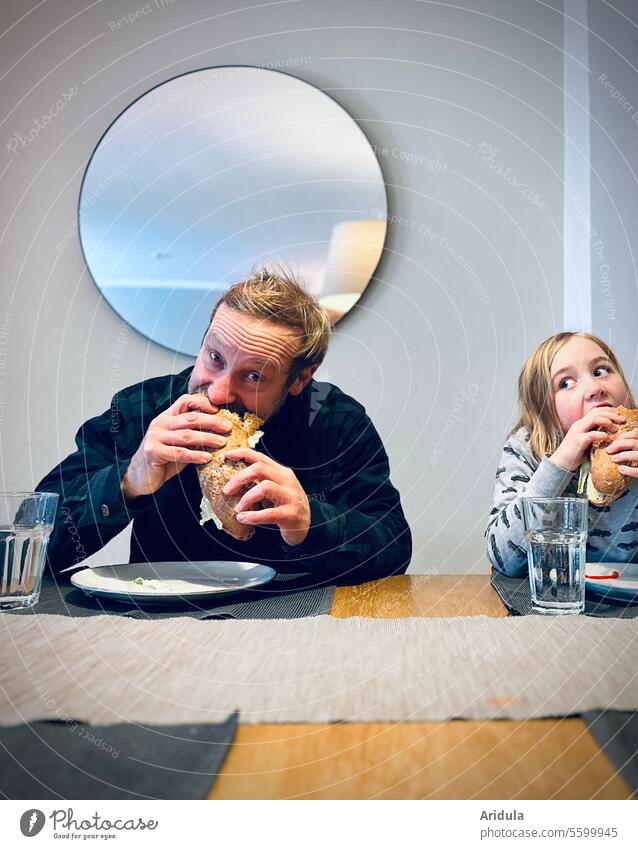 Der Mensch lebt nicht von Lebkuchen allein Essen Mann Kind Croque Baguette Brot lecker Mund Augen hunger Blick Appetit & Hunger Ernährung Esstisch Belegtes Brot