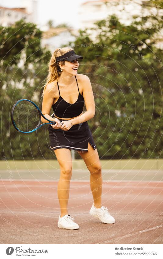 Junge schöne Frau beim Tennisspiel aktiver Lebensstil Aktivität Amateur Athlet Ball schöne Frauen heiter Konkurrenz Gericht Genuss Übung trainiert. Spaß Spiel